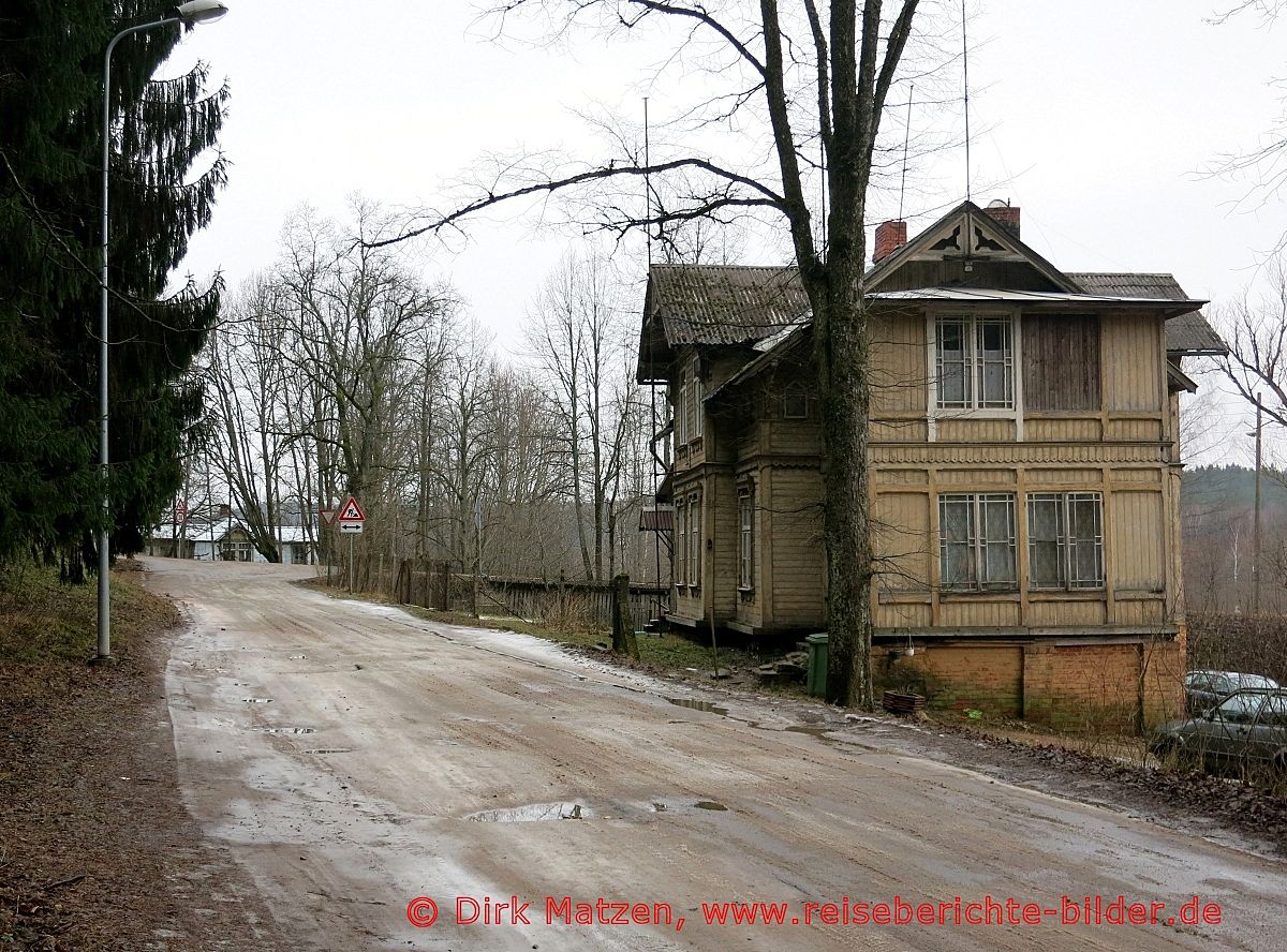 Cesis, Holzhaus am Nationalpark