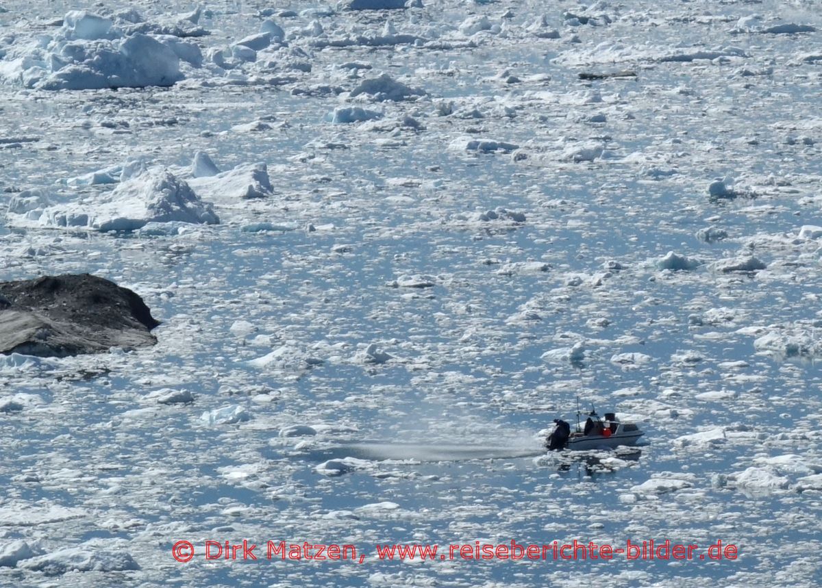 Ilulissat, Boot im Eisfjord