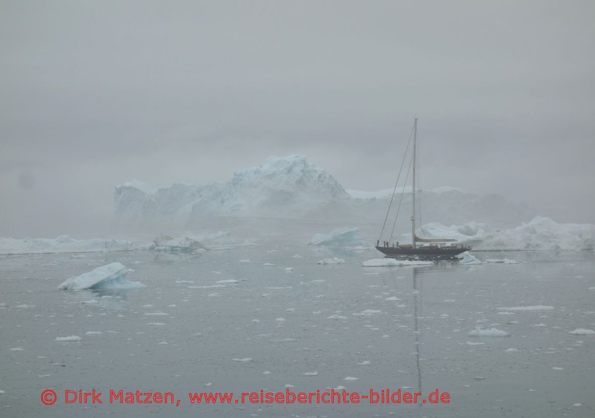 Ilulissat, Segelboot im Nebel