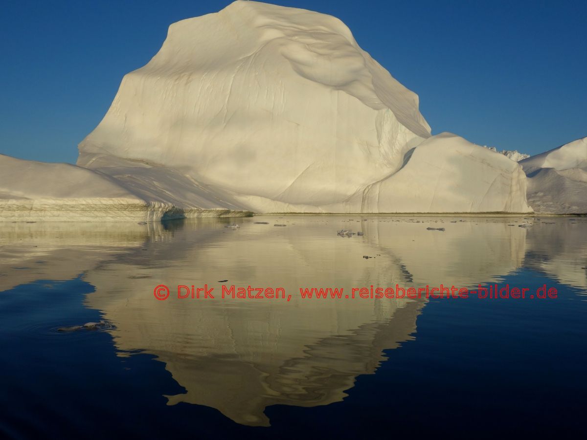 Ilulissat, Eisberg mit Spiegelung