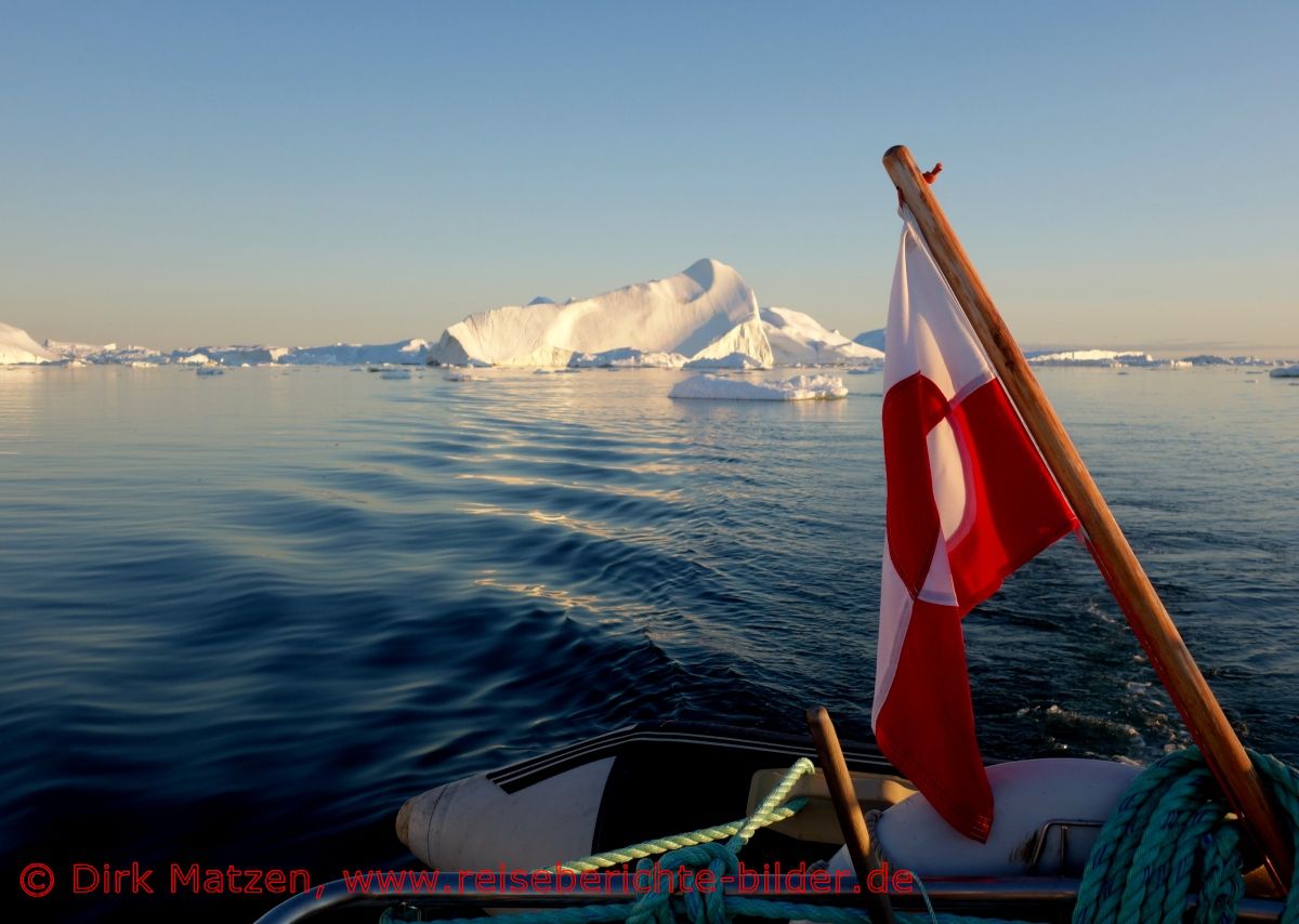 Ilulissat, grnlndische Fahne vor Eisbergen