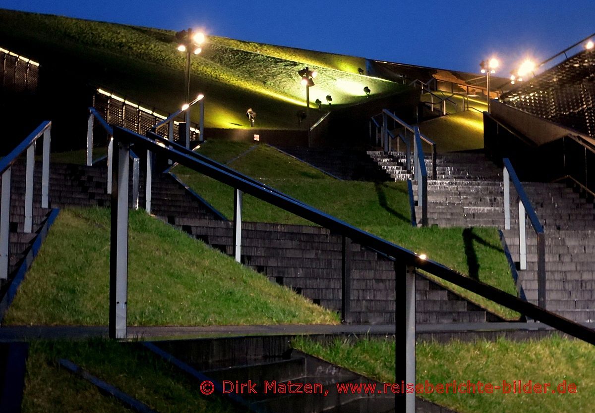 Kattowitz, Kongresshalle am Abend