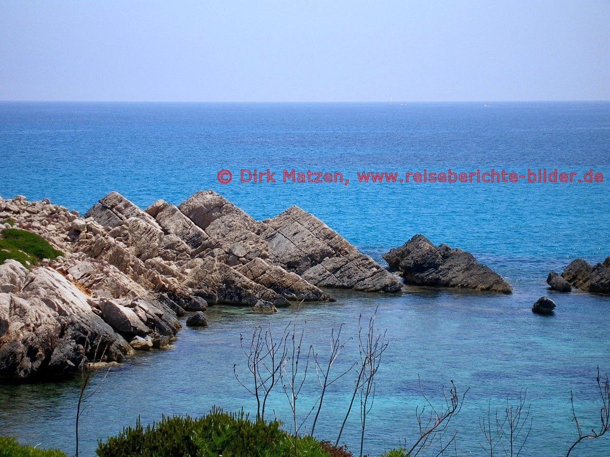 Menorca, Felsen im Meer