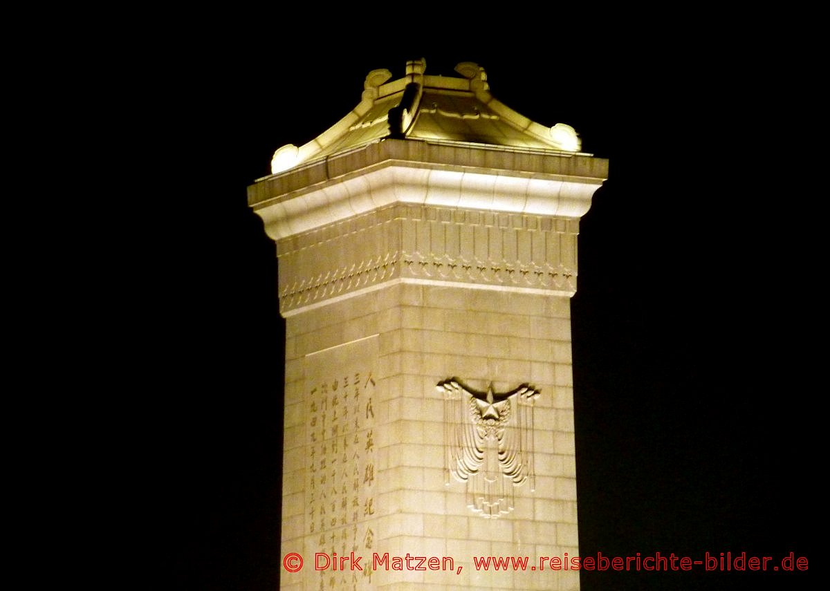 Peking, Denkmal fr die Helden des Volkes nachts