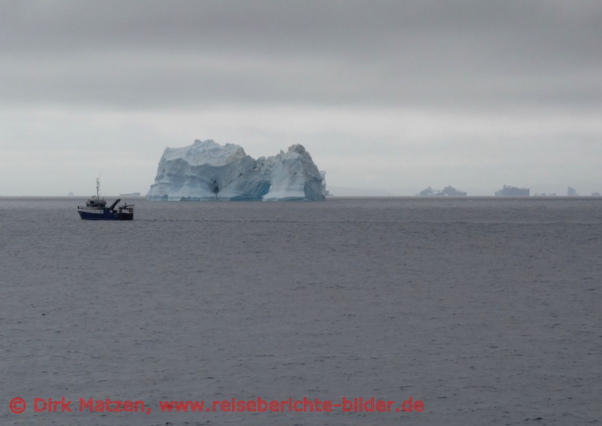 Sarfaq Ittuk, Fischtrawler vor Eisbergen